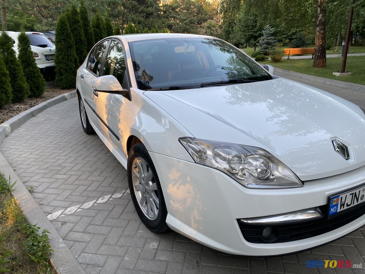 2009' Renault Laguna photo #1