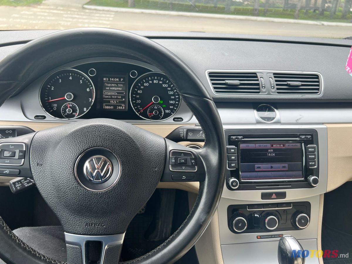 2011' Volkswagen Passat photo #3