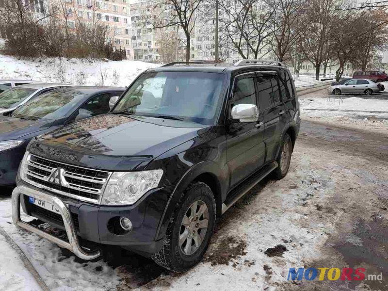 2009' Mitsubishi Pajero photo #1