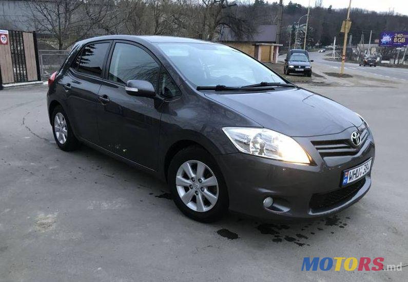2011' Toyota Auris photo #1