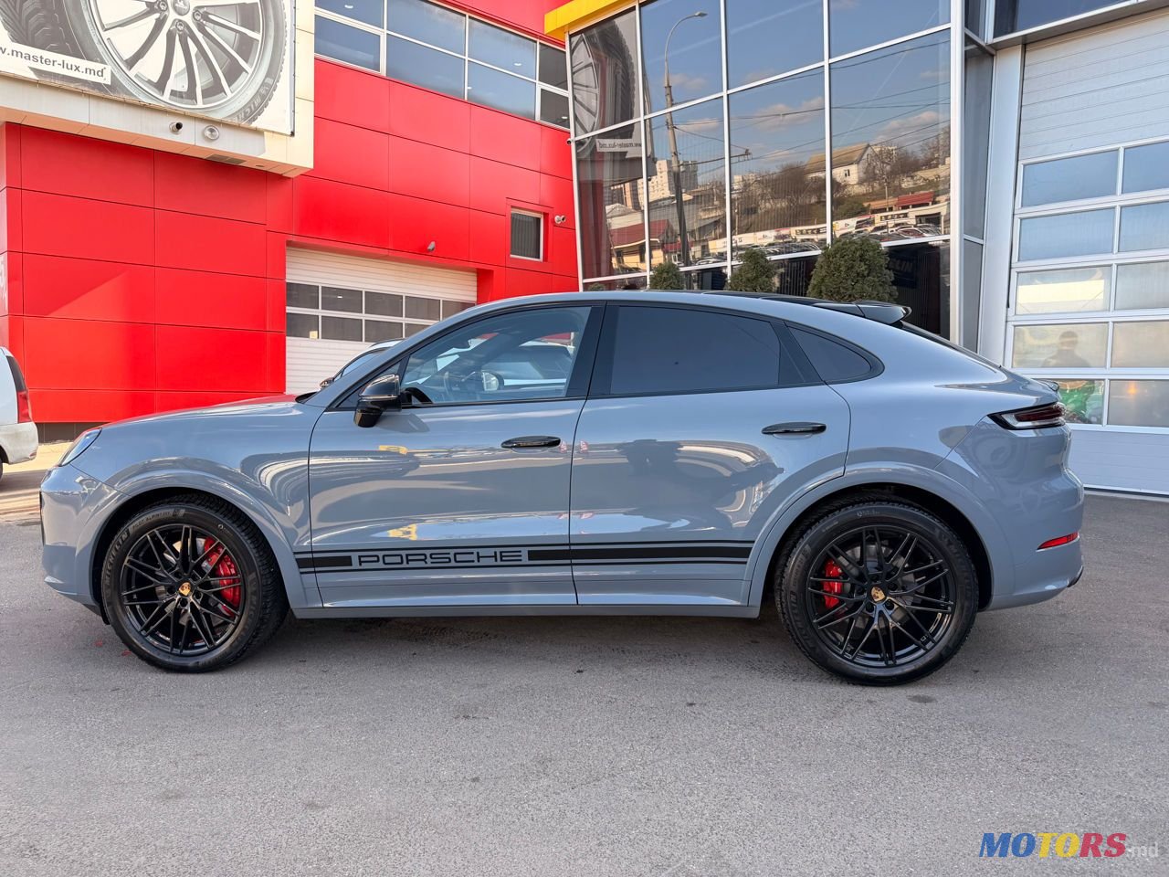 2023' Porsche Cayenne Coupe photo #2
