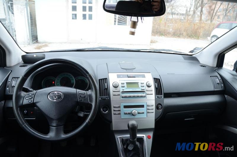 2004' Toyota Corolla photo #7