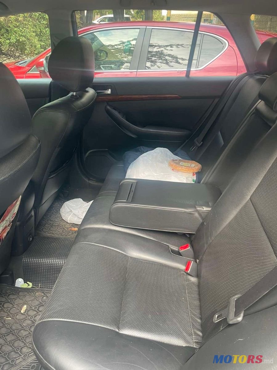 2004' Toyota Avensis photo #6