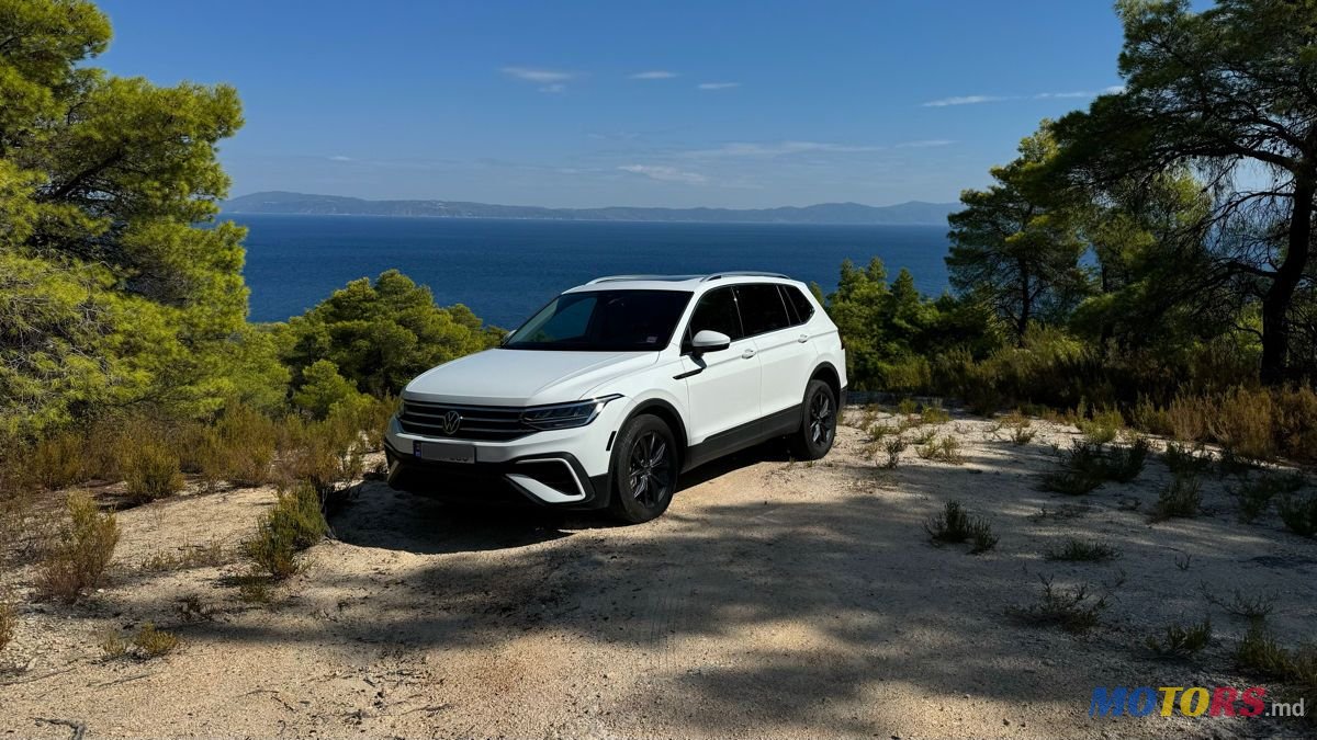 2022' Volkswagen Tiguan photo #2