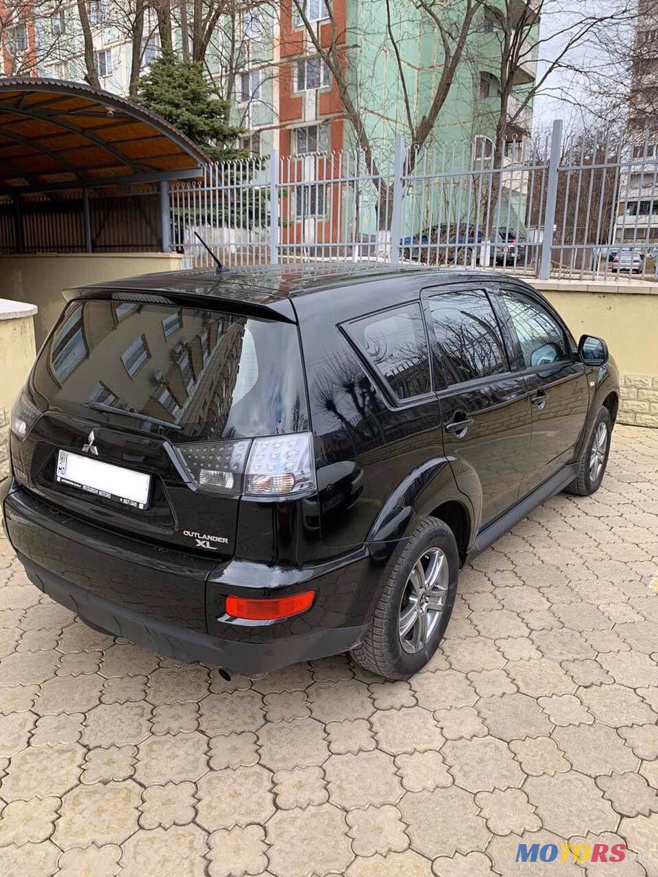 2011' Mitsubishi Outlander XL photo #3