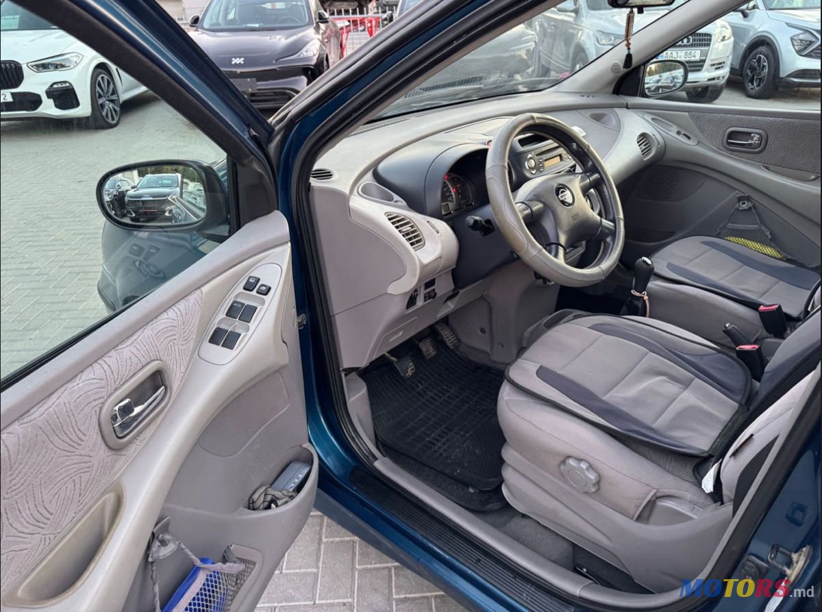 2001' Nissan Almera Tino photo #4