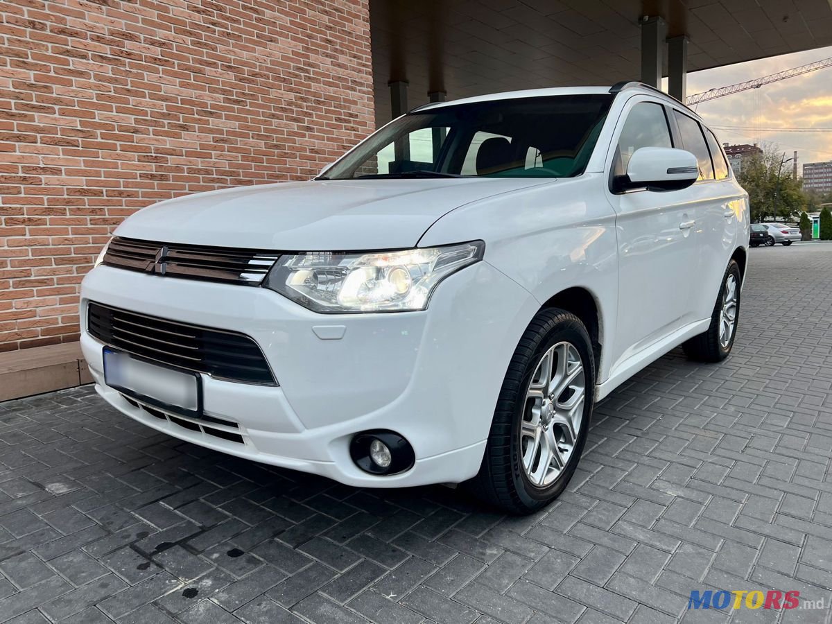 2013' Mitsubishi Outlander photo #1