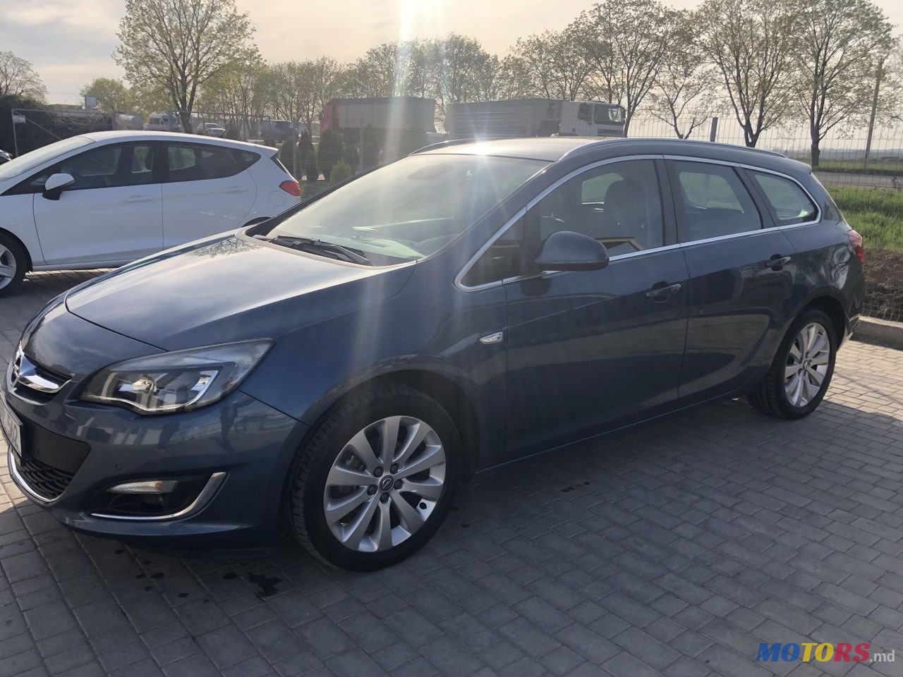 2013' Opel Astra photo #2