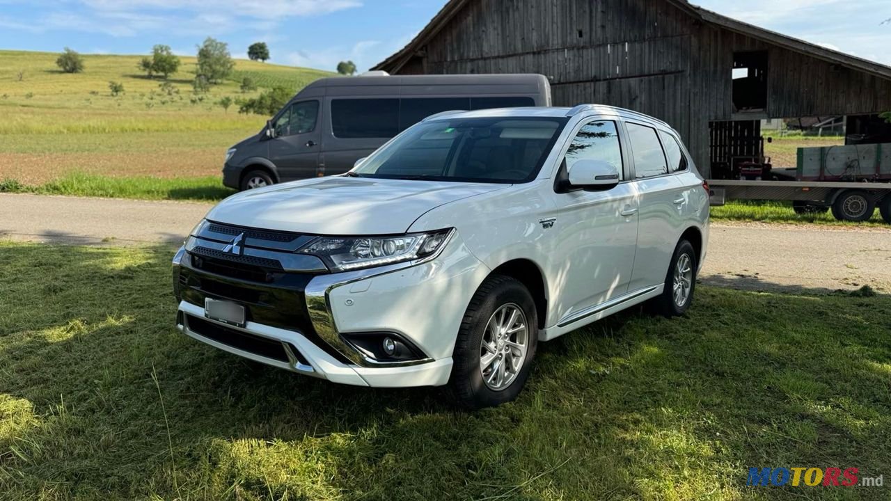 2019' Mitsubishi Outlander photo #2