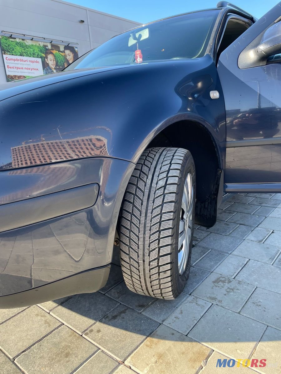 2004' Volkswagen Golf photo #2