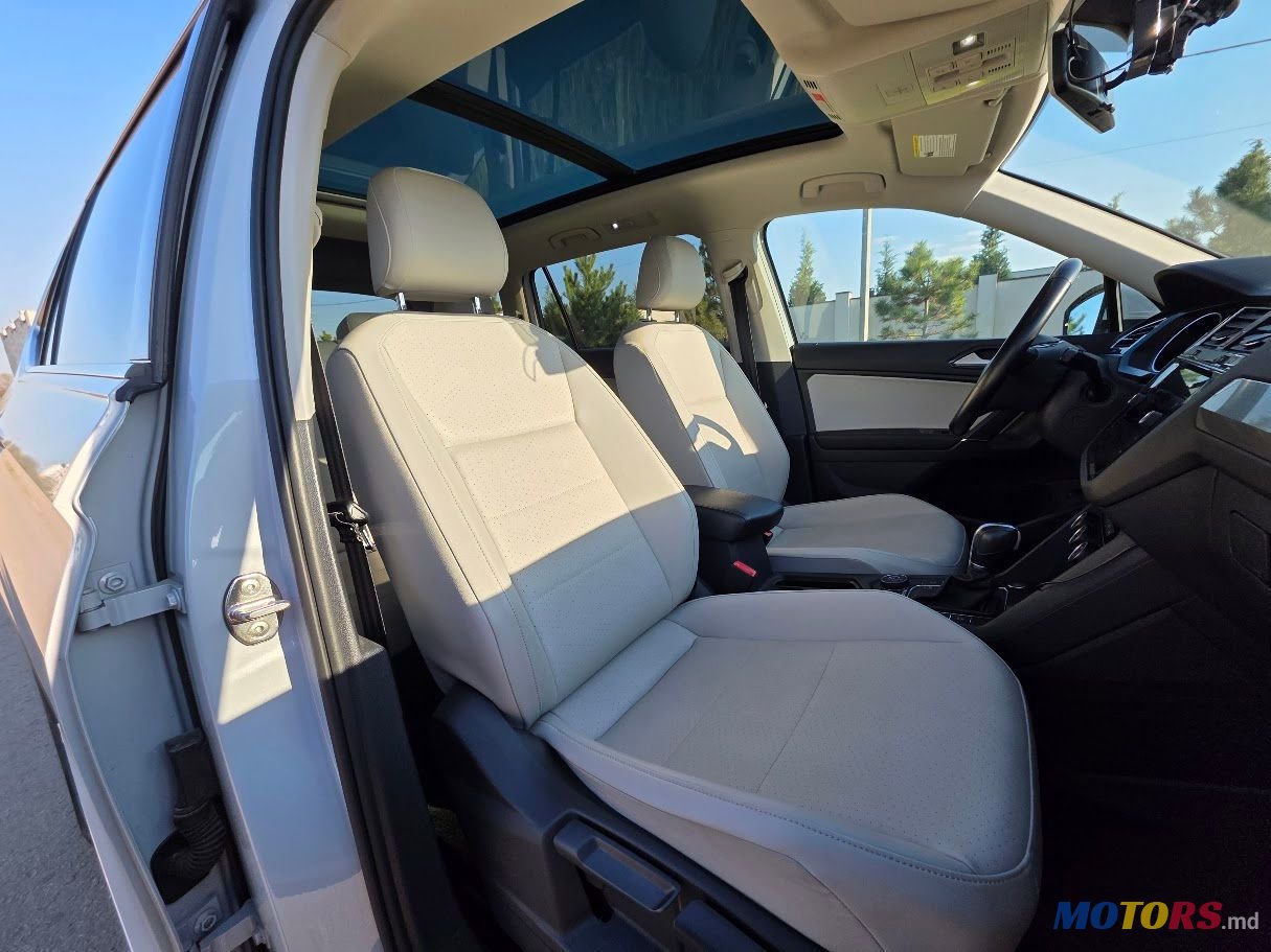2017' Volkswagen Tiguan photo #2