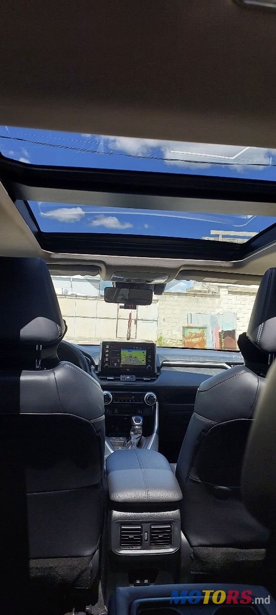 2019' Toyota RAV4 photo #4