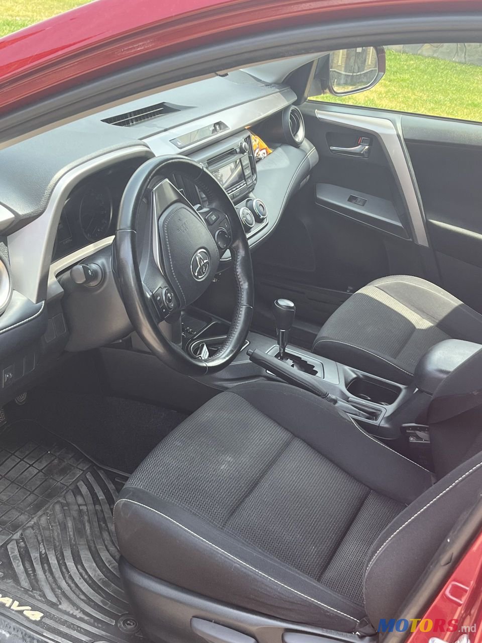 2018' Toyota RAV4 photo #2