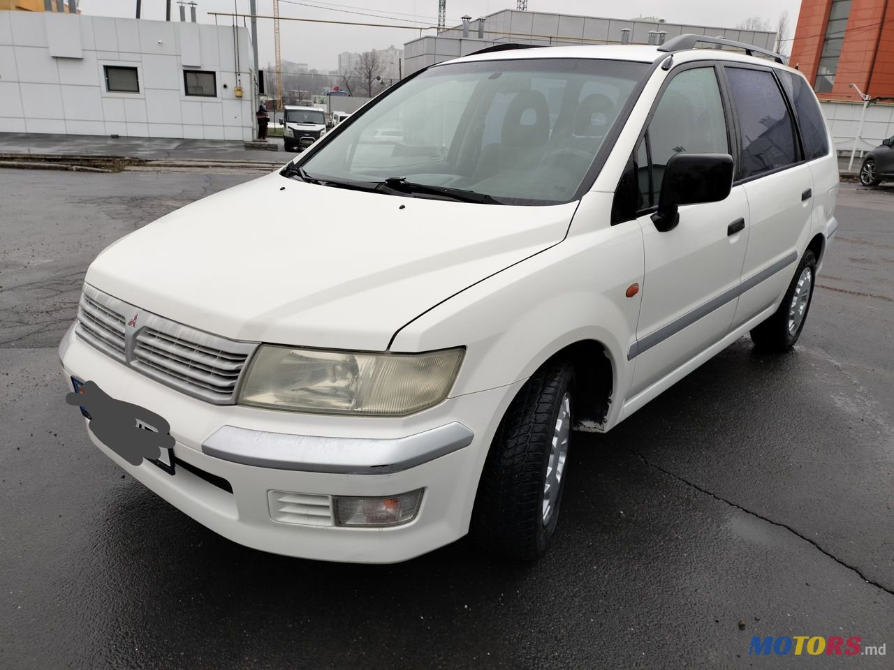 2002' Mitsubishi Space Wagon photo #1