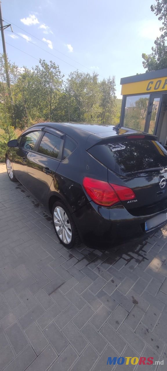 2011' Opel Astra photo #1