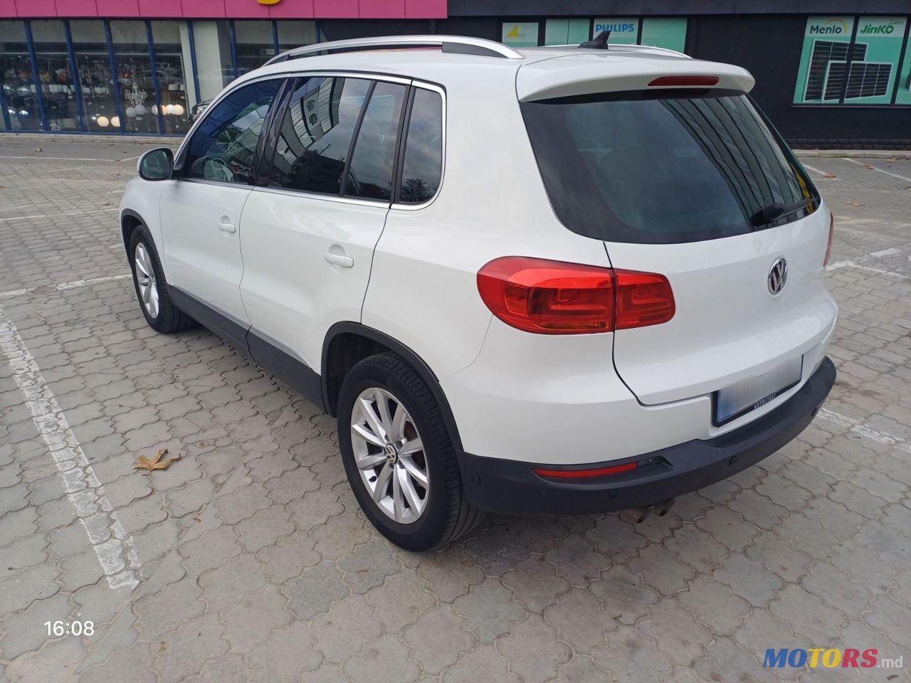 2015' Volkswagen Tiguan photo #3