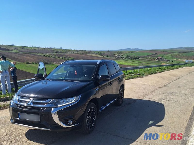 2015' Mitsubishi Outlander photo #2