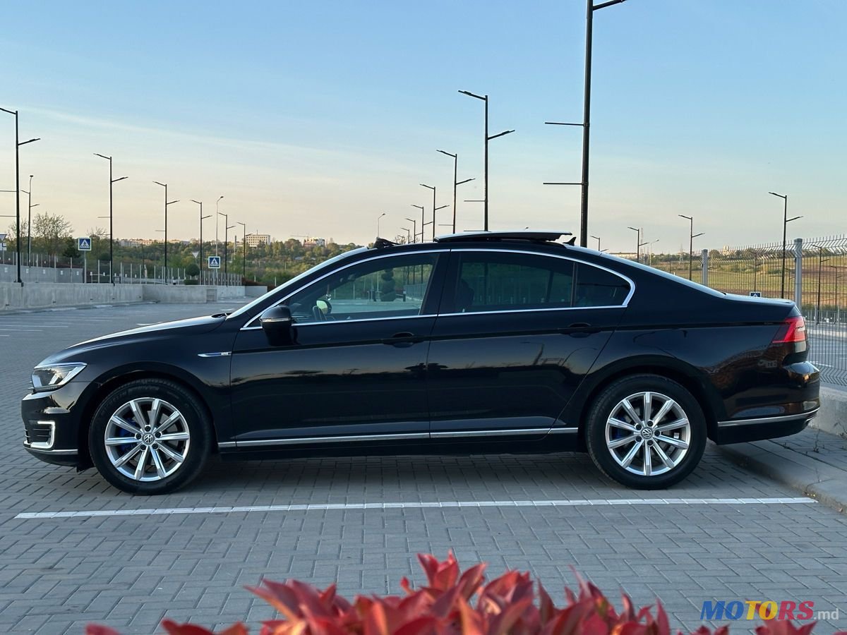 2015' Volkswagen Passat photo #1