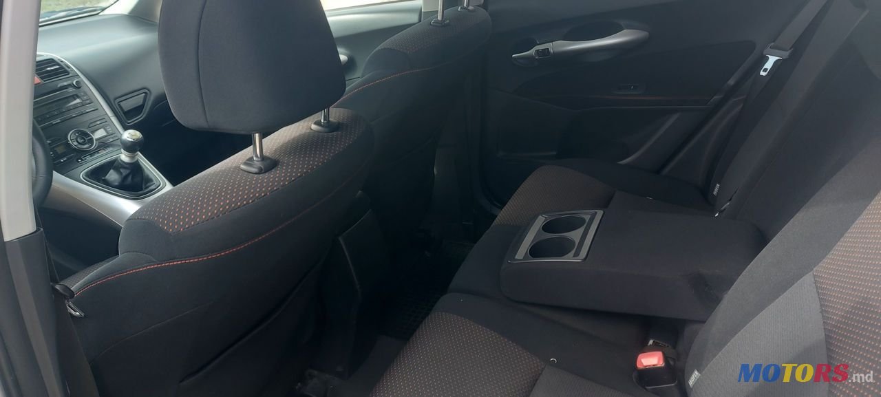 2011' Toyota Auris photo #6