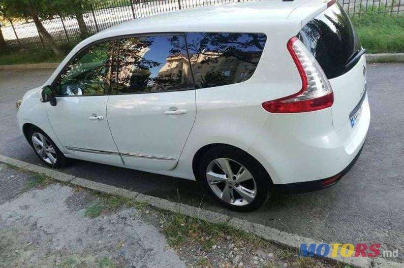 2012' Renault Grand Scenic photo #1