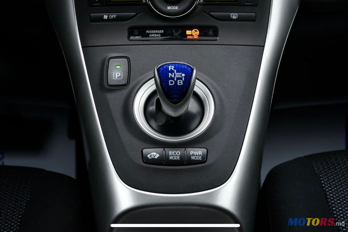 2012' Toyota Auris photo #1