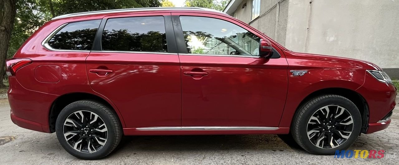 2016' Mitsubishi Outlander photo #2