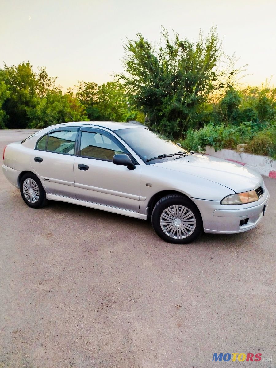 2002' Mitsubishi Carisma photo #1