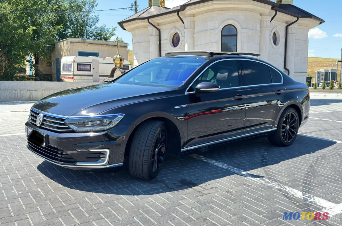 2016' Volkswagen Passat photo #2