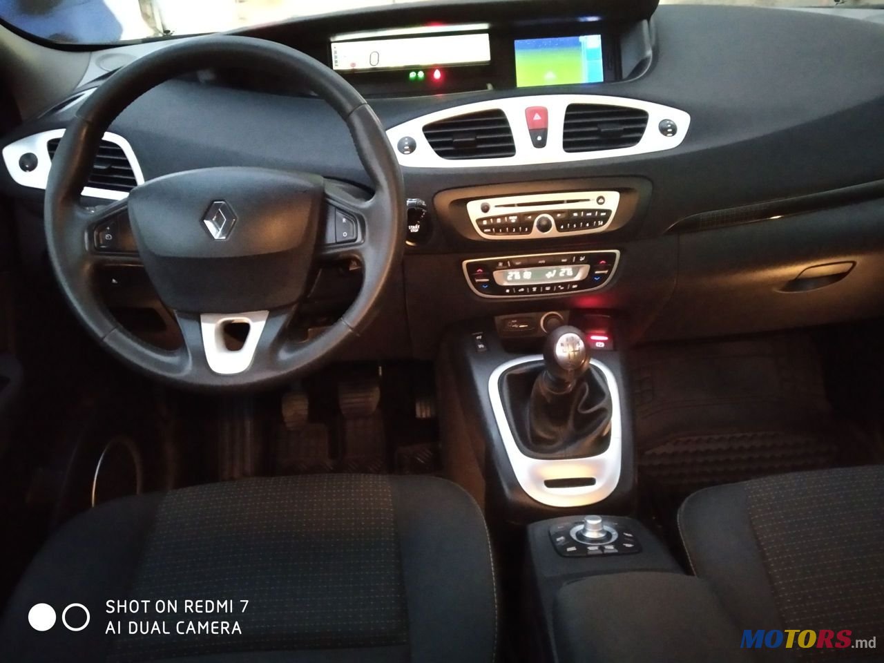 2011' Renault Scenic photo #5