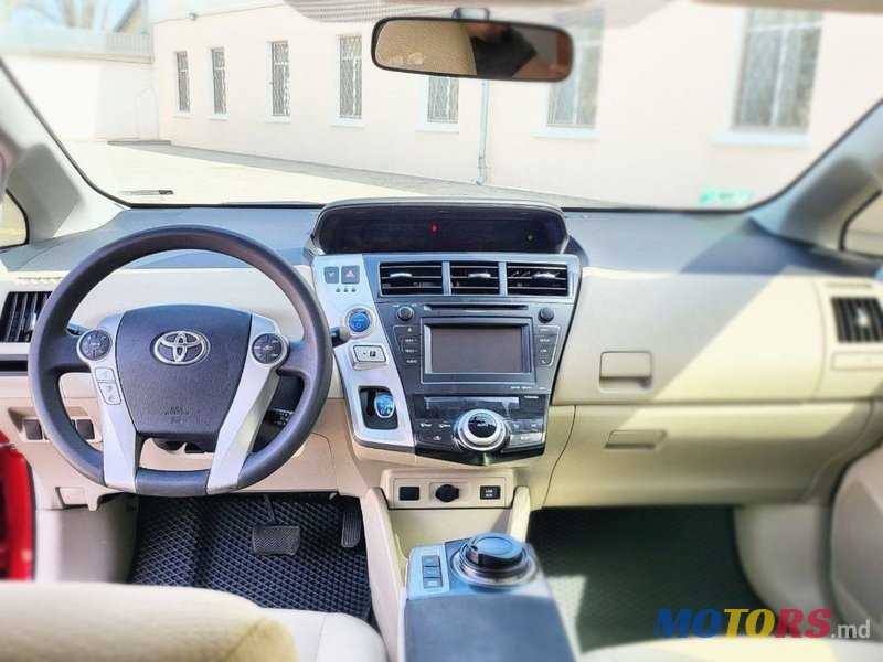2013' Toyota Prius V photo #5