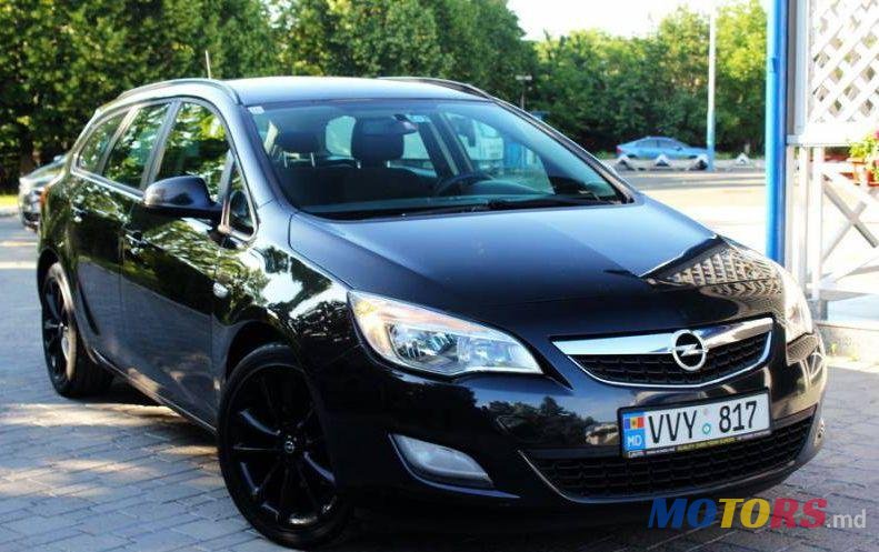 2011' Opel Astra photo #2