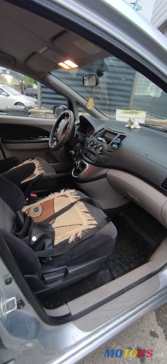 2006' Mitsubishi Grandis photo #6