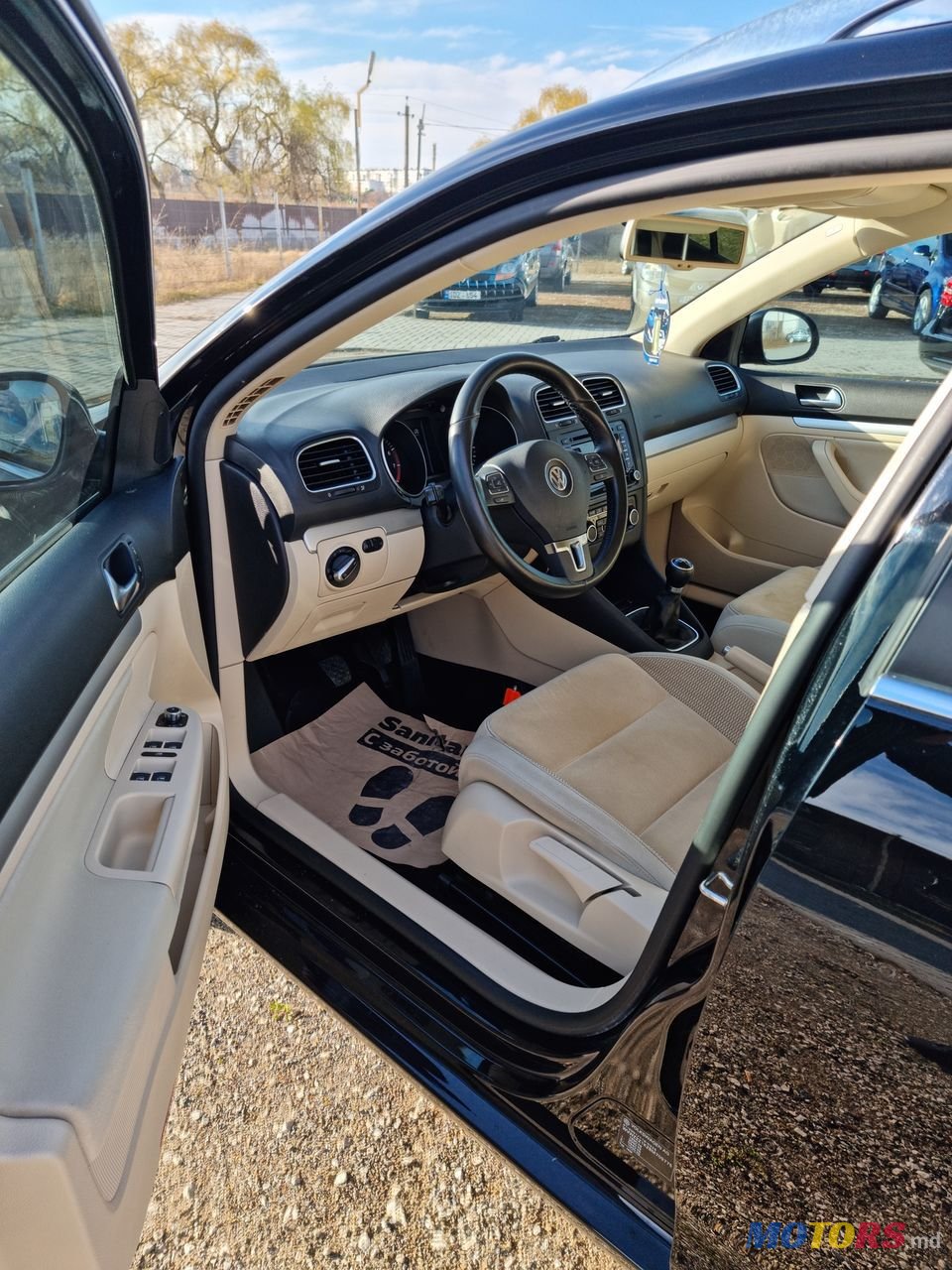 2011' Volkswagen Golf photo #6