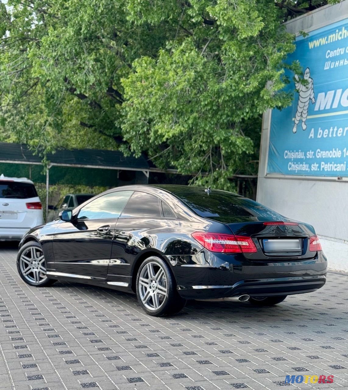 2010' Mercedes-Benz E-Class Coupe photo #4