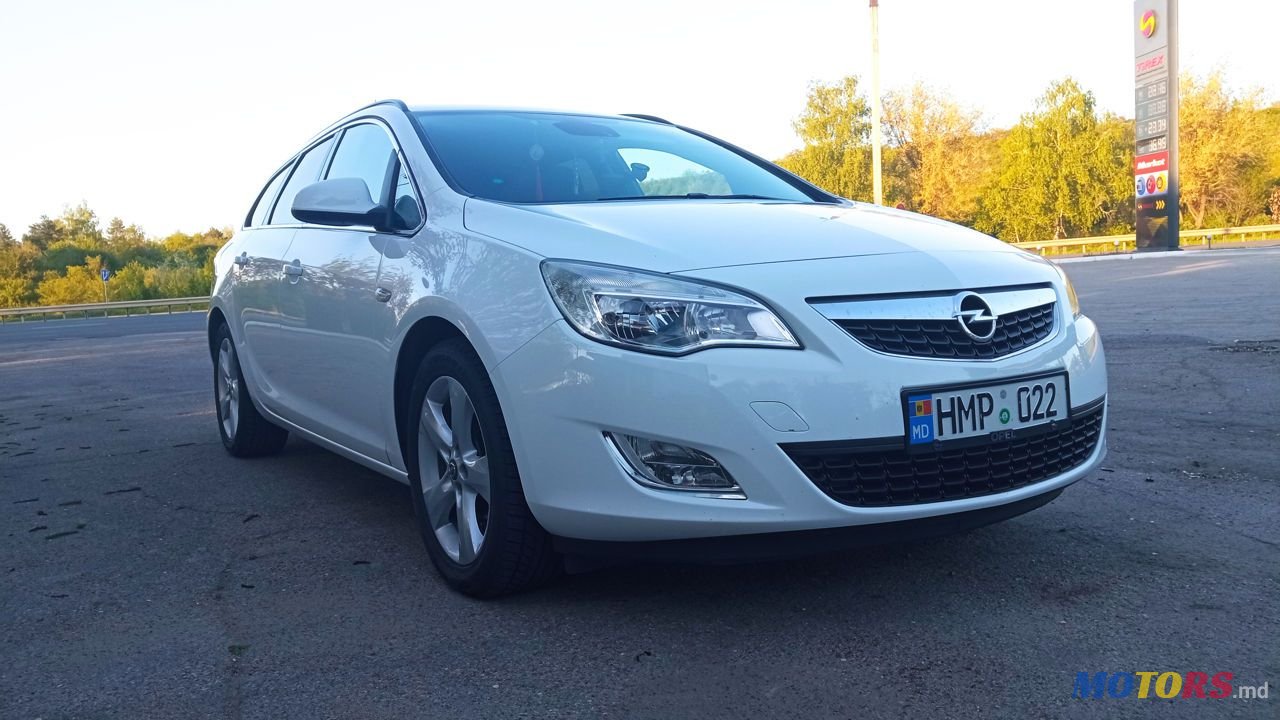 2011' Opel Astra photo #2