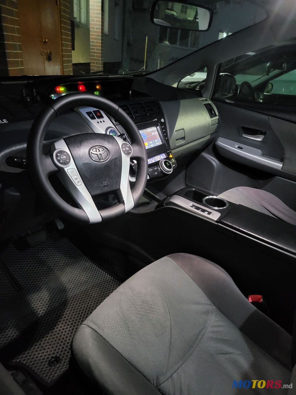 2013' Toyota Prius + photo #5