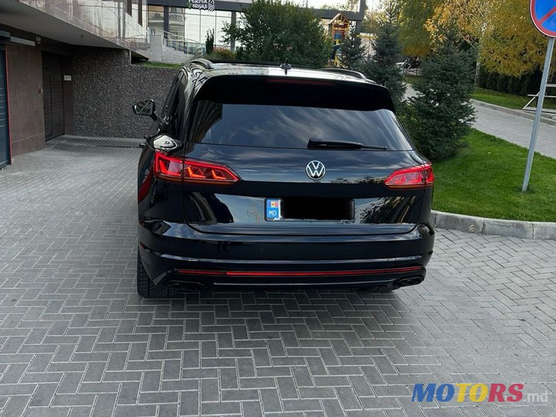 2022' Volkswagen Touareg photo #3