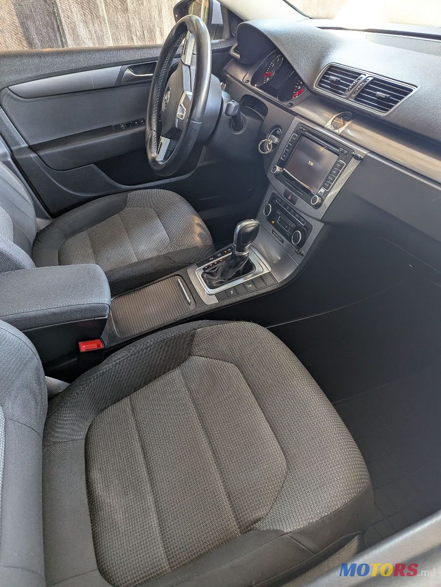 2010' Volkswagen Passat photo #6