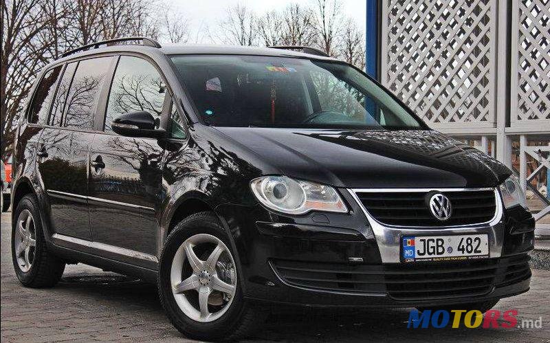 2010' Volkswagen Touran photo #1