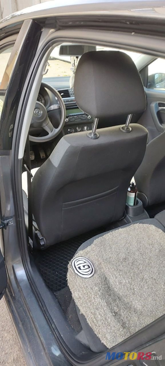 2011' Volkswagen Polo photo #4