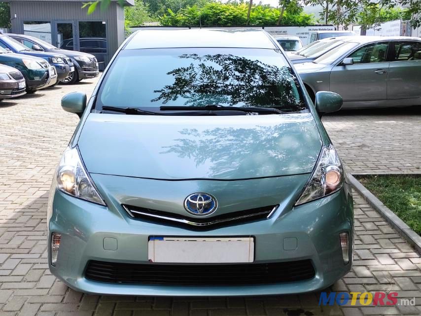 2012' Toyota Prius v photo #1