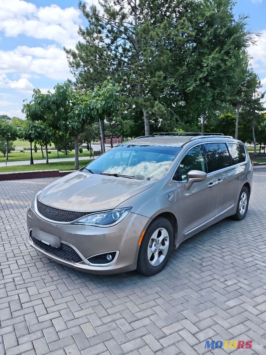 2018' Chrysler Pacifica photo #3