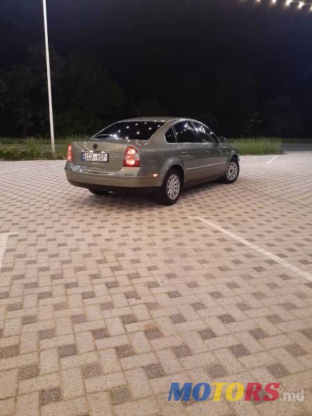 2002' Volkswagen Passat photo #3