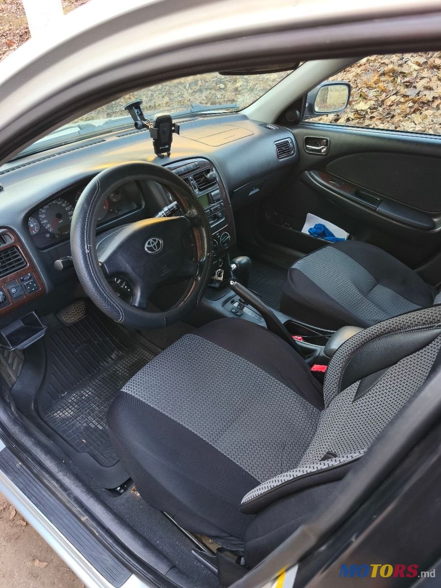 2002' Toyota Avensis photo #4
