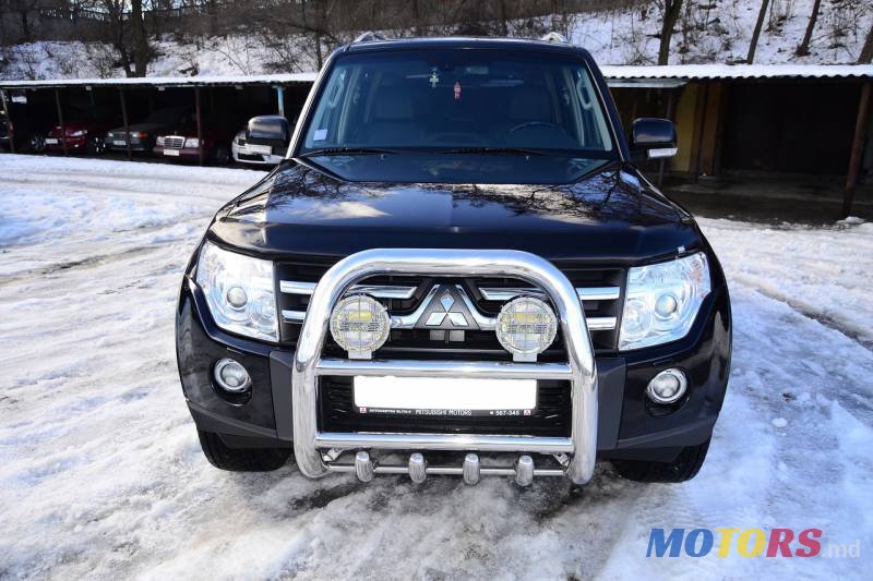 2009' Mitsubishi Pajero photo #1