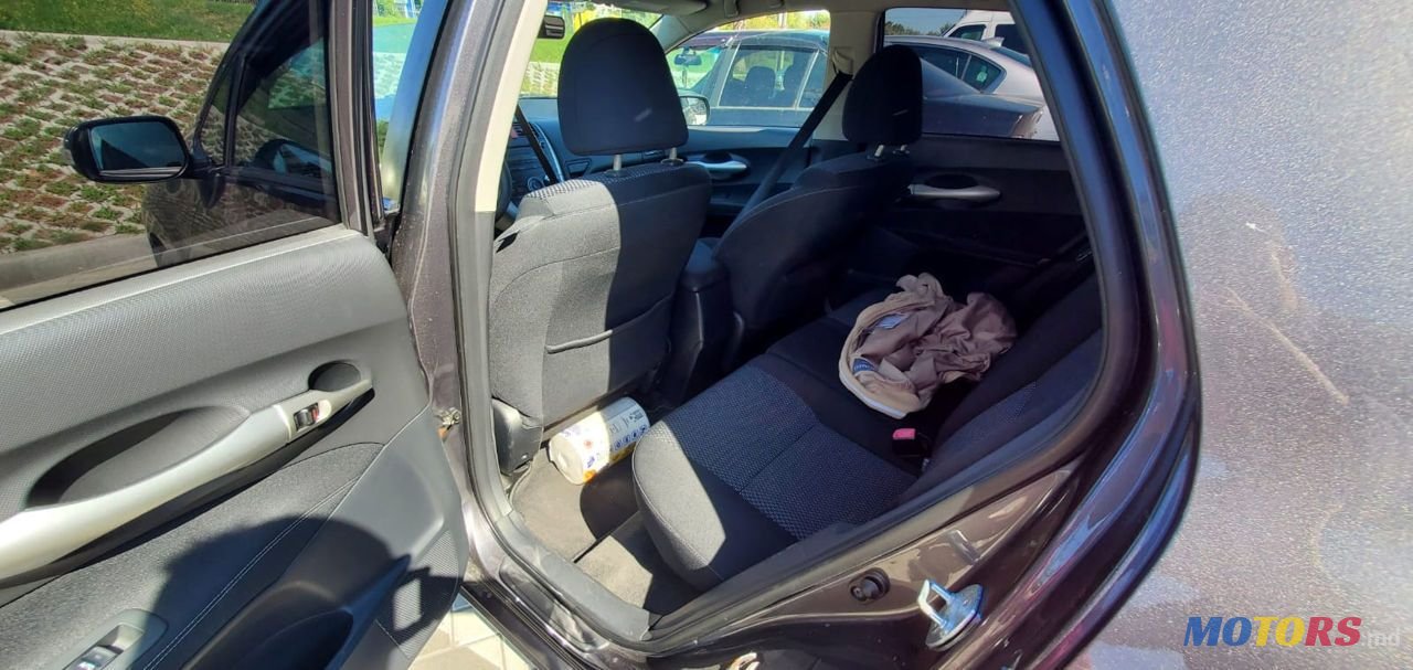 2011' Toyota Auris photo #6