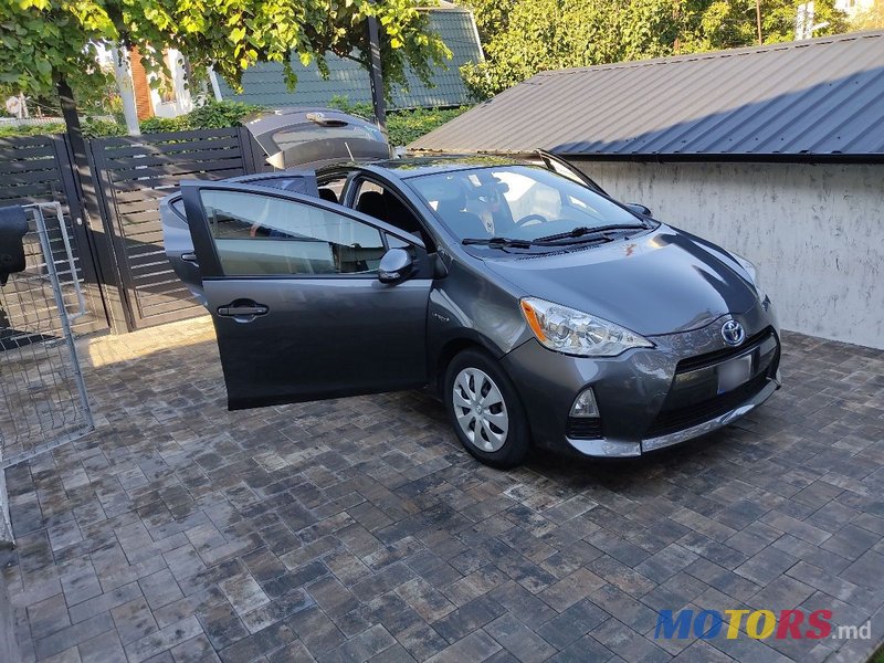 2014' Toyota Prius c photo #2