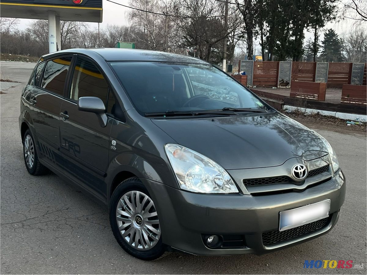 2004' Toyota Corolla Verso photo #1