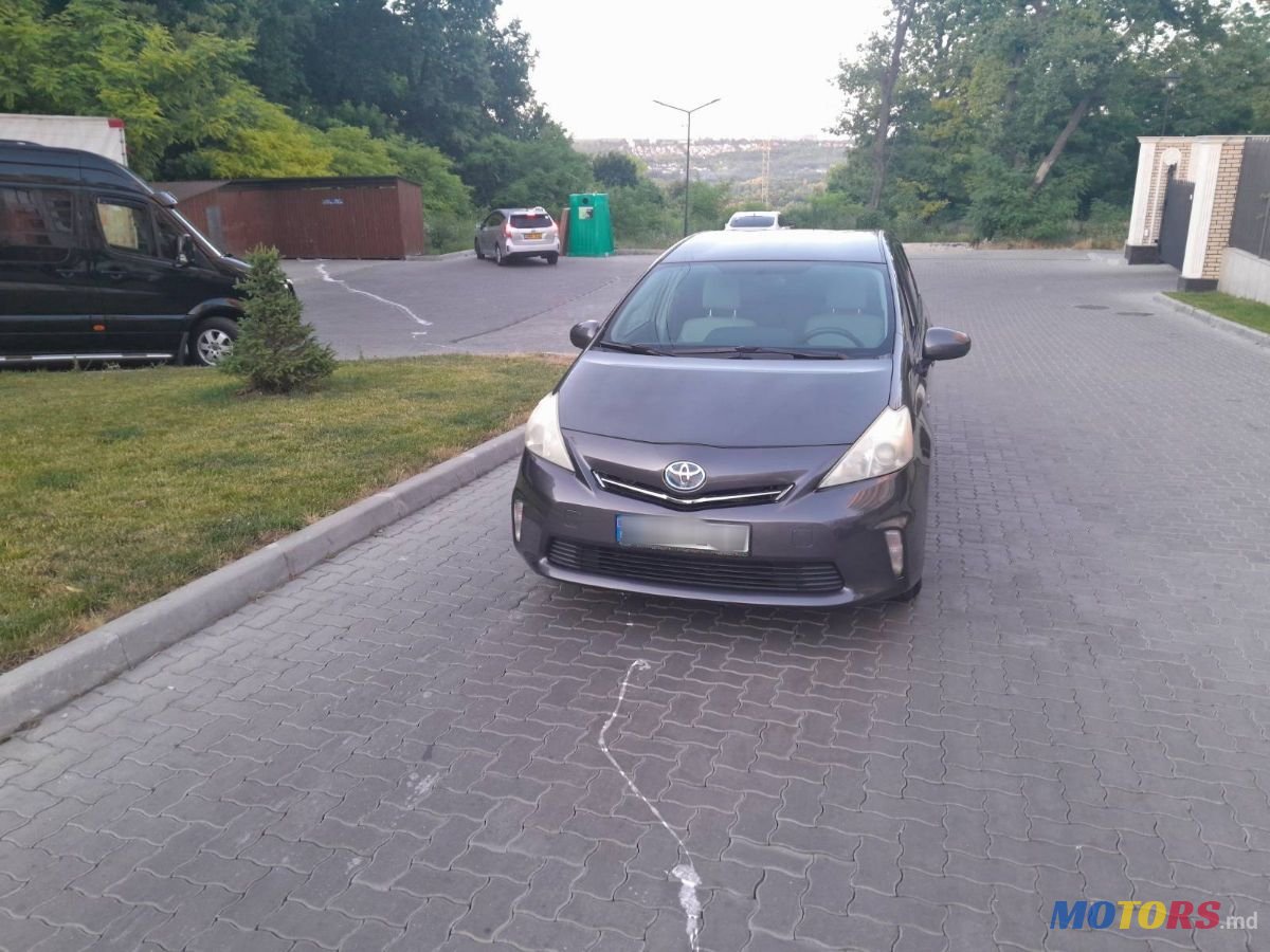 2014' Toyota Prius V photo #1