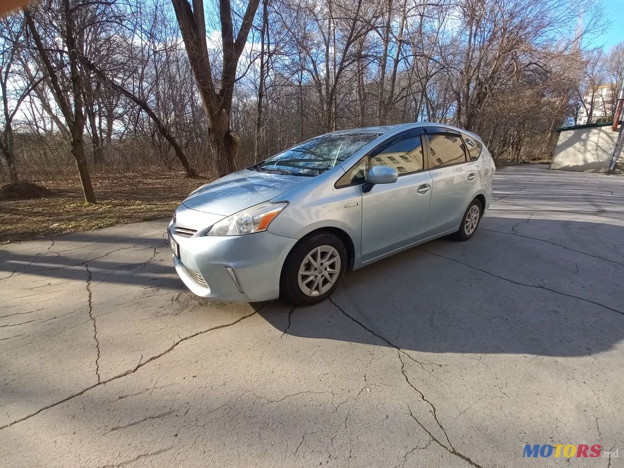 2013' Toyota Prius v photo #1